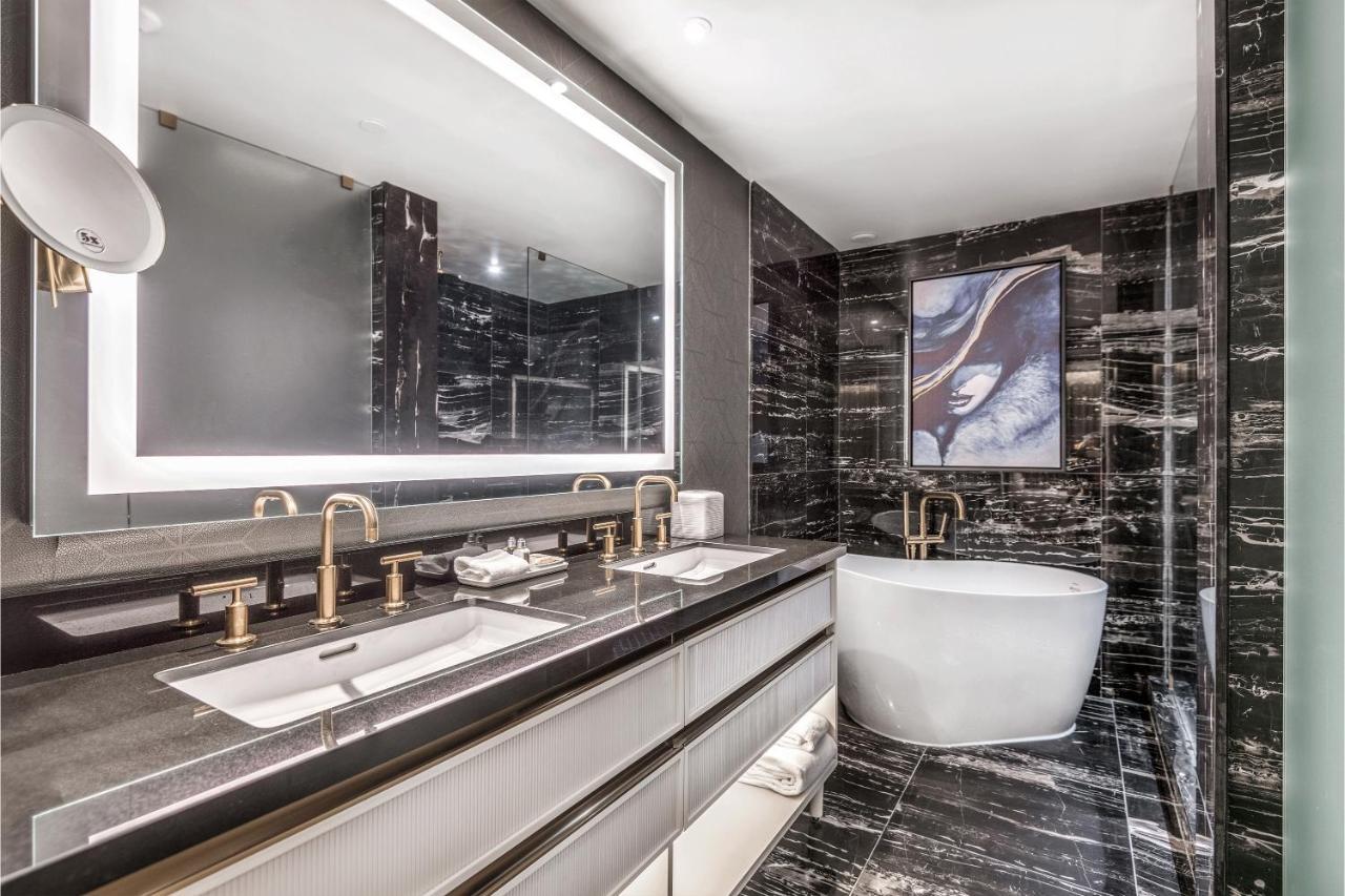 וונקובר Azur Legacy Collection Hotel מראה חיצוני תמונה